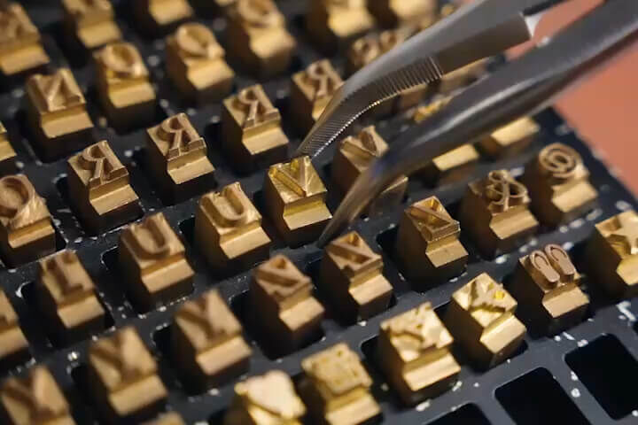 GEPRÄGTES MONOGRAMM